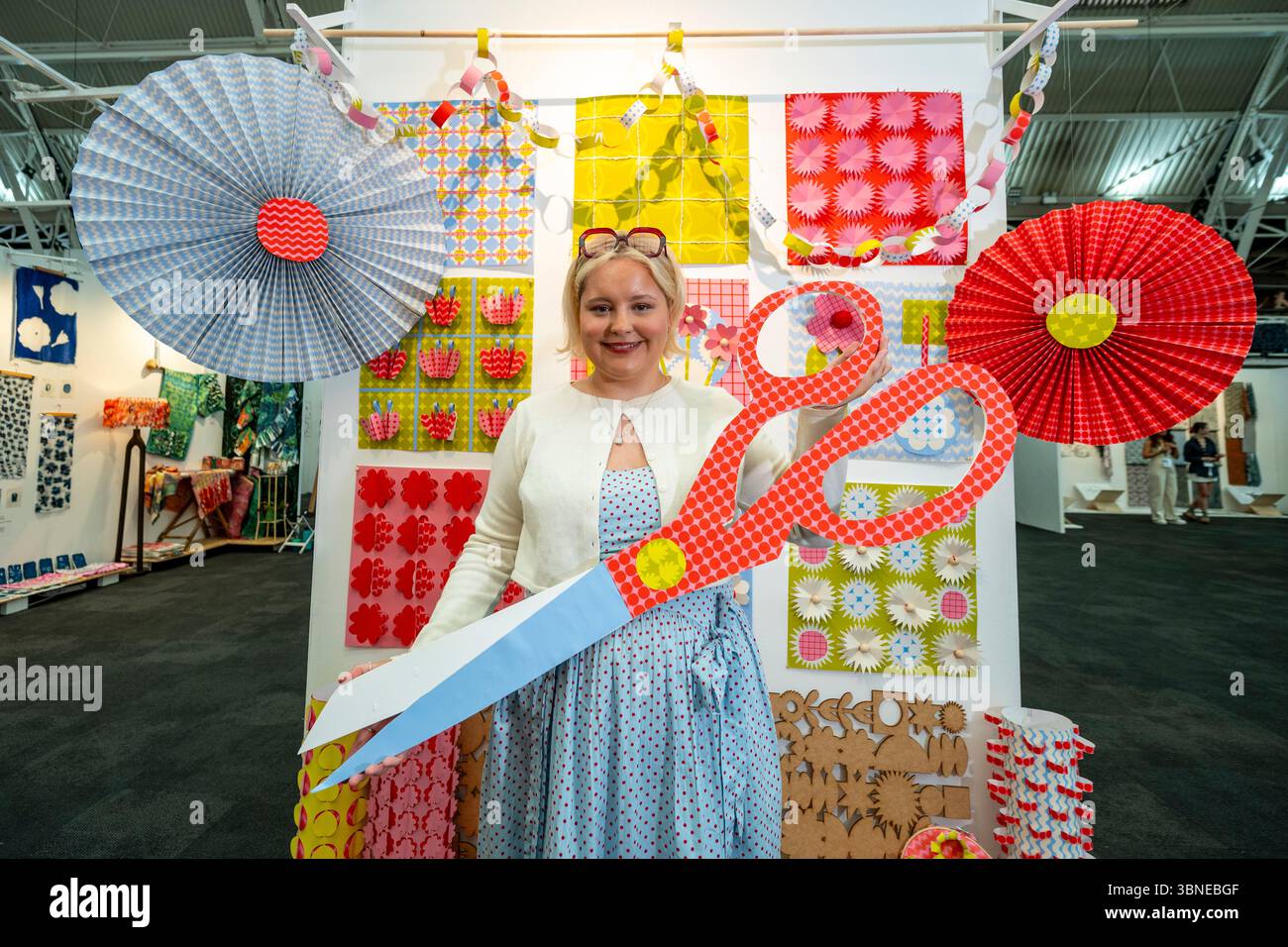 Londra, Regno Unito. 2 luglio 2025. Madison Craig, della Heriot Watt University, con il suo lavoro «Yipee!» In anteprima a New Designers, la mostra annuale che mostra il lavoro di oltre 2.500 dei migliori laureati di design del Regno Unito. L'evento si svolge nel corso di due settimane, dal 2 al 5 luglio e dal 9 al 12 luglio, presso il Business Design Centre di Islington, che comprende moda, tessuti, mobili, design di prodotti, illustrazione e molto altro ancora. Crediti: Stephen Chung / Alamy Live News Foto Stock