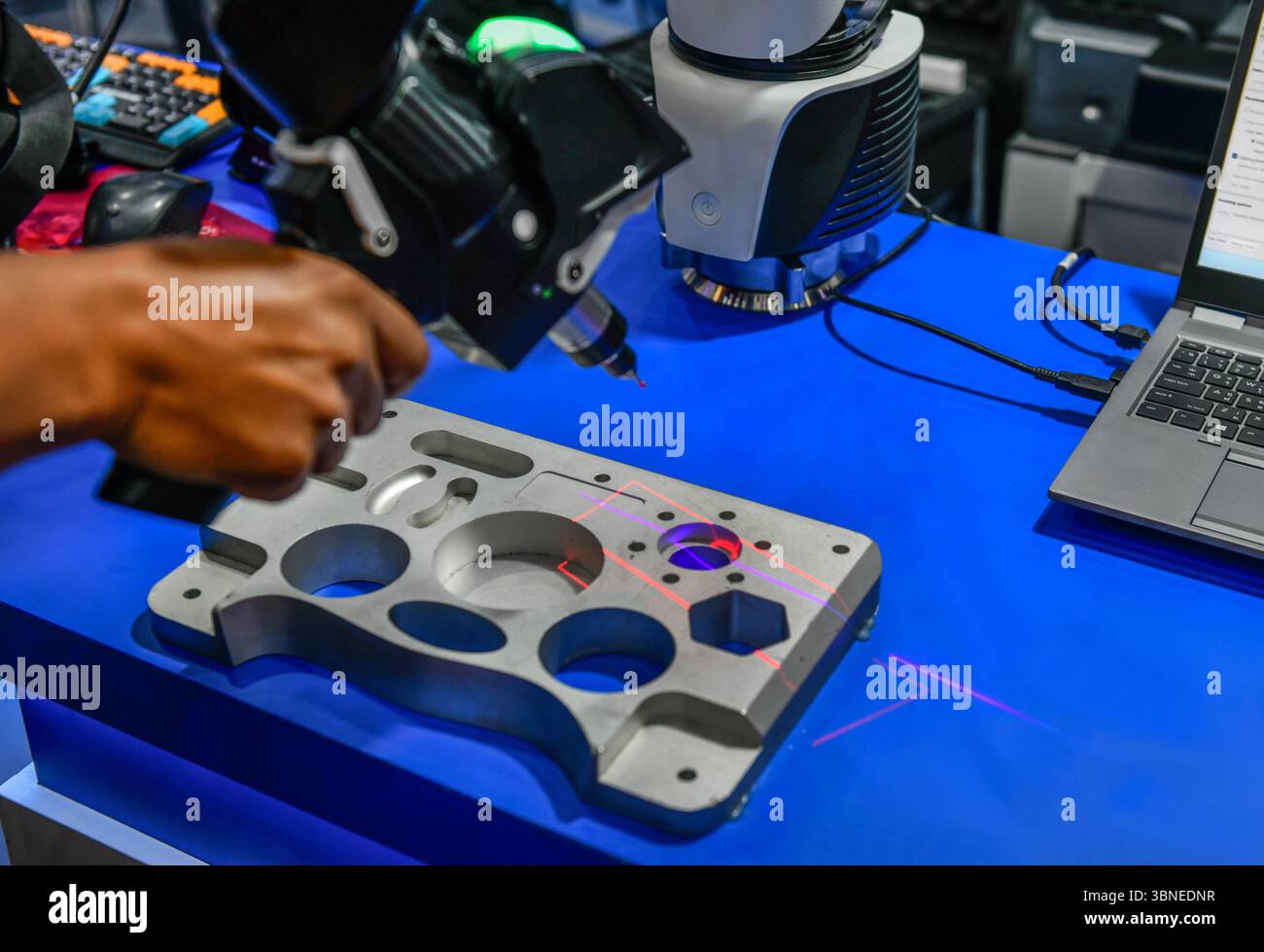 Lo scanner portatile 3D Auto Parts esegue la scansione per misurare le dimensioni e la consistenza per la futura produzione di prodotti nell'industria automobilistica Foto Stock