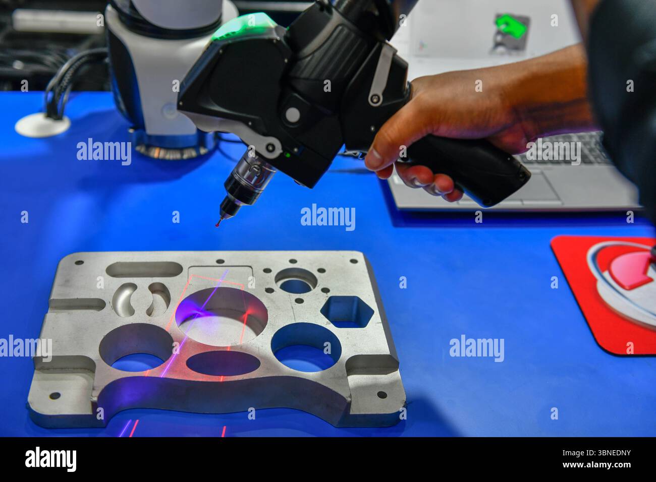 Lo scanner portatile 3D Auto Parts esegue la scansione per misurare le dimensioni e la consistenza per la futura produzione di prodotti nell'industria automobilistica Foto Stock