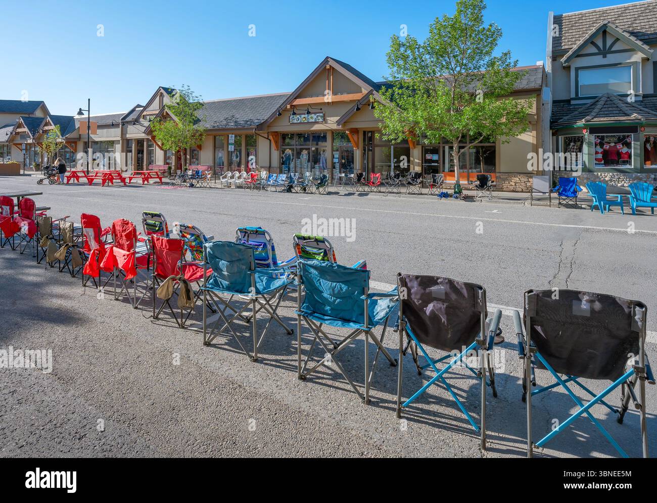 Sedie che prenotano posti per la parata del Canada Day sulla Main Street nel centro di Canmore, Canada Foto Stock