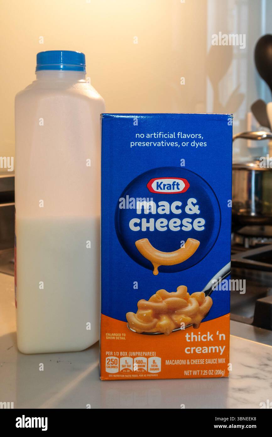 Natura morta di una scatola di Kraft Mac & Cheese in una cucina residenziale, 2025, Stati Uniti Foto Stock