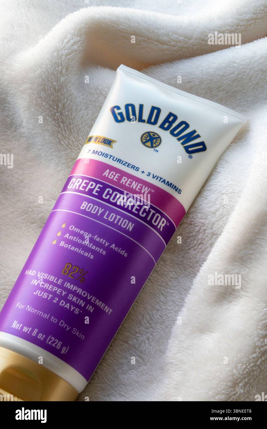 Primo piano di un tubo di Gold Bond crêpe Corrector Body lotion, 2025, USA Foto Stock