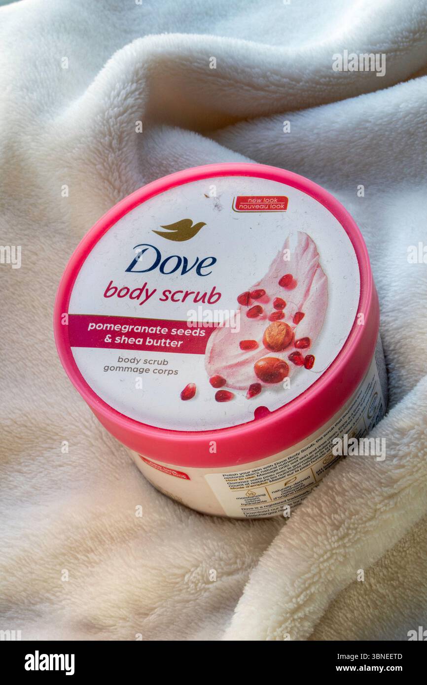 STILL Life di un contenitore del marchio dove, body scrub, 2025, USA Foto Stock