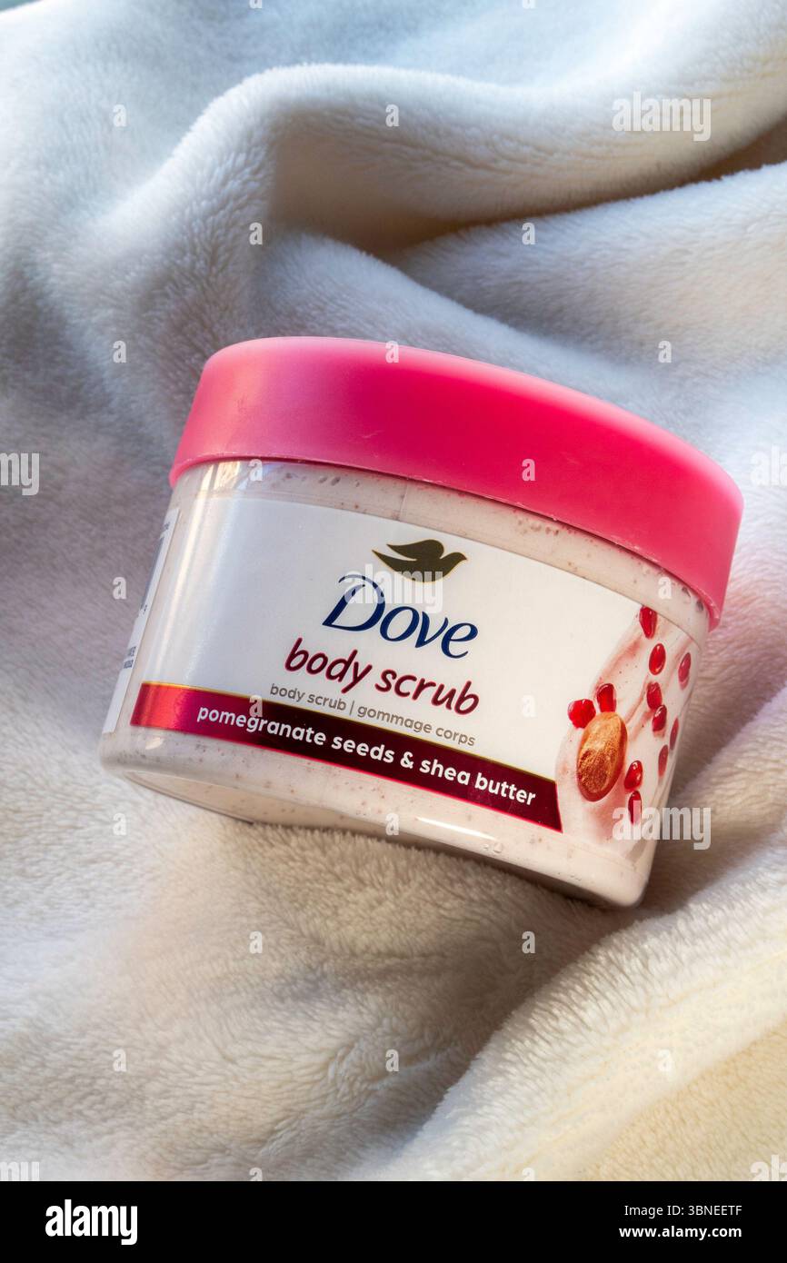 STILL Life di un contenitore del marchio dove, body scrub, 2025, USA Foto Stock