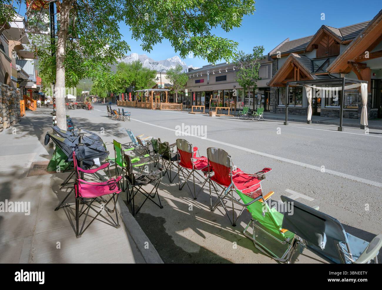 Sedie che prenotano posti per la parata del Canada Day sulla Main Street nel centro di Canmore, Canada Foto Stock