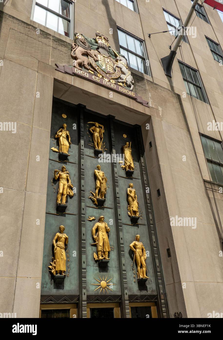 L'edificio British Empire si trova nel Rockefeller Center in 6 25th Ave. E presenta una scultura a bassorilievo sopra il suo ingresso principale, 2025, NYC, USA Foto Stock