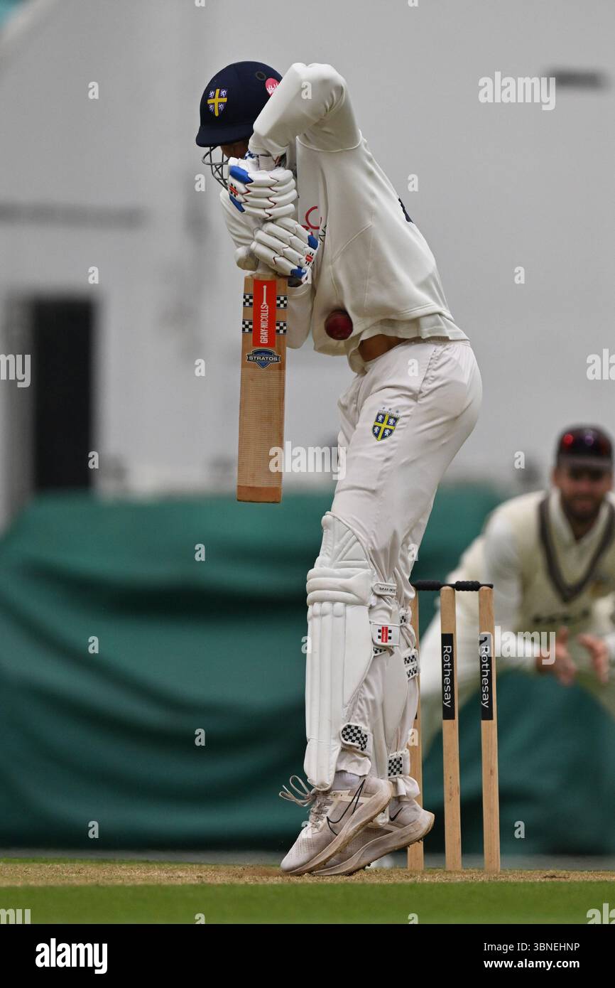 Londra, Inghilterra, 2 luglio 2025: Daniel Hogg di Durham durante il Rothesay County Championship, partita di Division One tra Surrey e Durham al Kia Oval di Londra, Inghilterra. Crediti: Keith Gillard/Alamy Live News Foto Stock