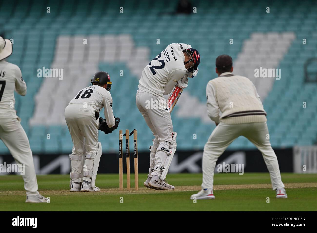 Londra, Inghilterra, 2 luglio 2025: Daniel Hogg di Durham è al sicuro durante il Rothesay County Championship, Division One game tra Surrey e Durham al Kia Oval di Londra, Inghilterra. Crediti: Keith Gillard/Alamy Live News Foto Stock