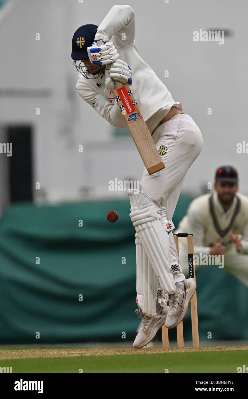 Londra, Inghilterra, 2 luglio 2025: Daniel Hogg di Durham durante il Rothesay County Championship, partita di Division One tra Surrey e Durham al Kia Oval di Londra, Inghilterra. Crediti: Keith Gillard/Alamy Live News Foto Stock