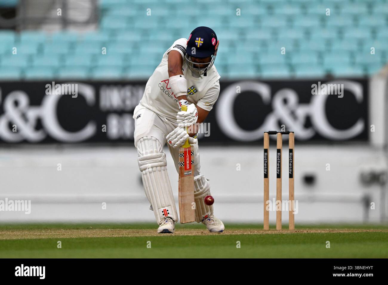Londra, Inghilterra, 2 luglio 2025: Emilio Gay di Durham durante il Rothesay County Championship, partita di Division One tra Surrey e Durham al Kia Oval di Londra, Inghilterra. Crediti: Keith Gillard/Alamy Live News Foto Stock