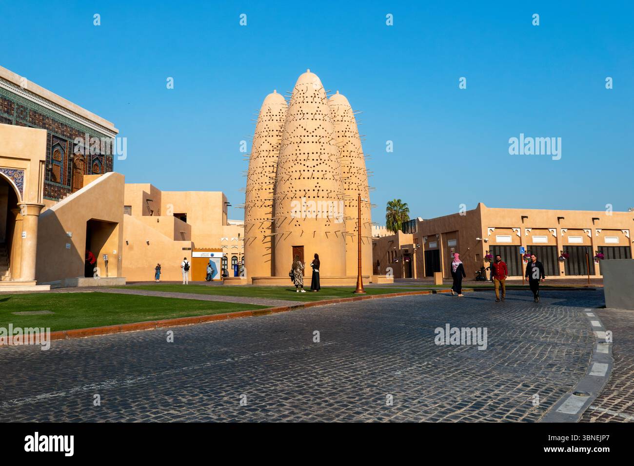 DOHA, QATAR 1 febbraio 2025: Torri di piccioni tradizionali del Qatar presso il Katara Cultural Village di Doha, Qatar, Medio Oriente. Foto Stock