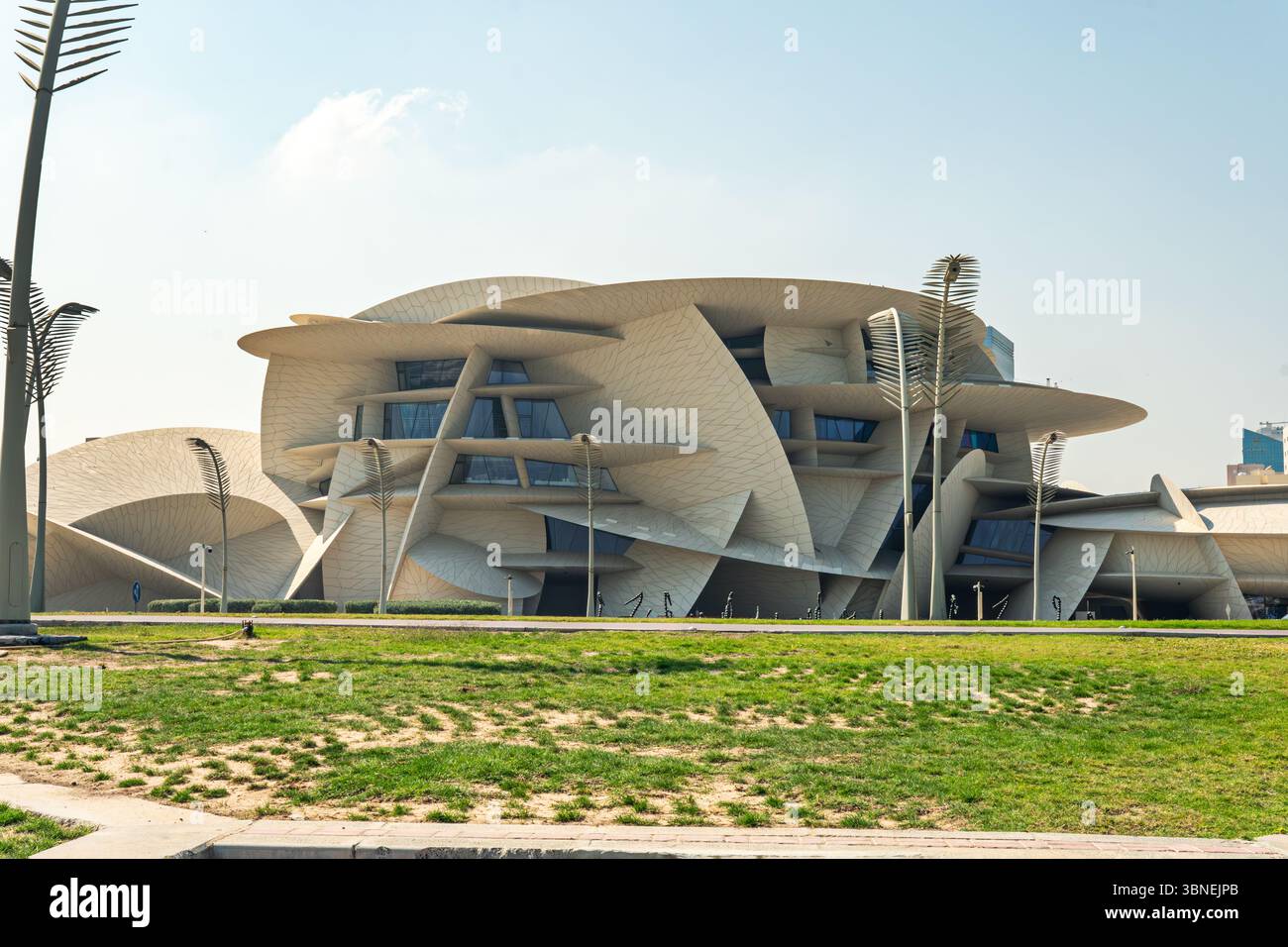 1° febbraio 2025, Qatar Doha.: Vista esterna e soleggiata presso l'edificio del Museo Nazionale del Qatar progettato dall'architetto Jean Nouvel come una rosa del deserto Foto Stock