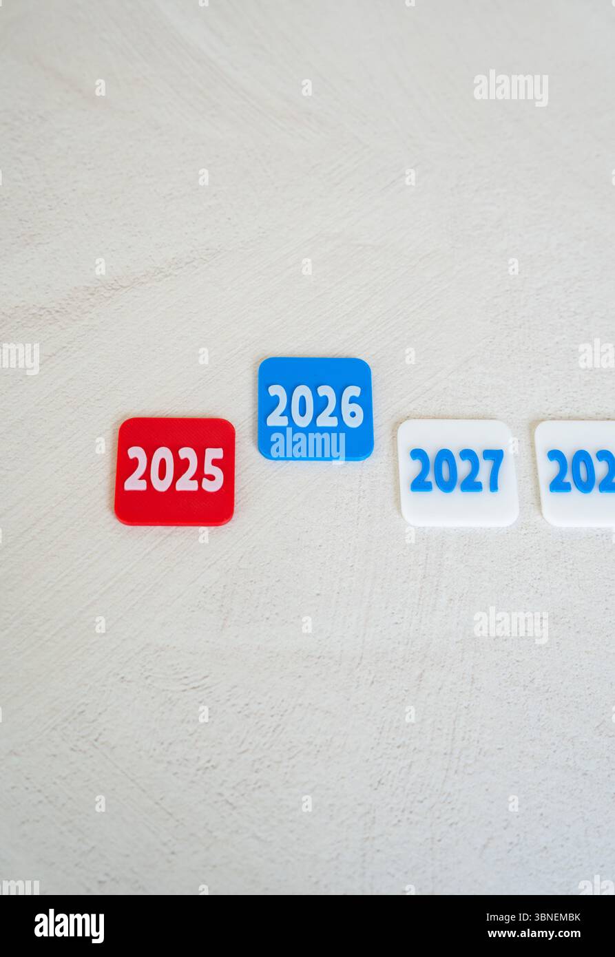 Nuovo 2026 e uscente 2025. Nuovi piani e previsioni. Per riassumere e delineare nuove linee guida. Prospettive economiche, strategie commerciali, calendario transi Foto Stock