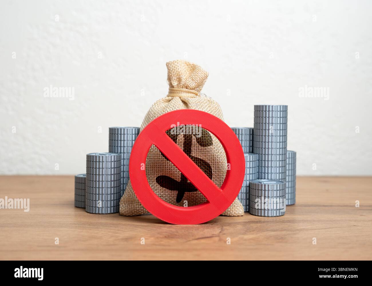 Il cartello di divieto copre il sacco di soldi e le pile di monete. Congelamento o confisca di beni finanziari. Azioni antiriciclaggio, Foto Stock