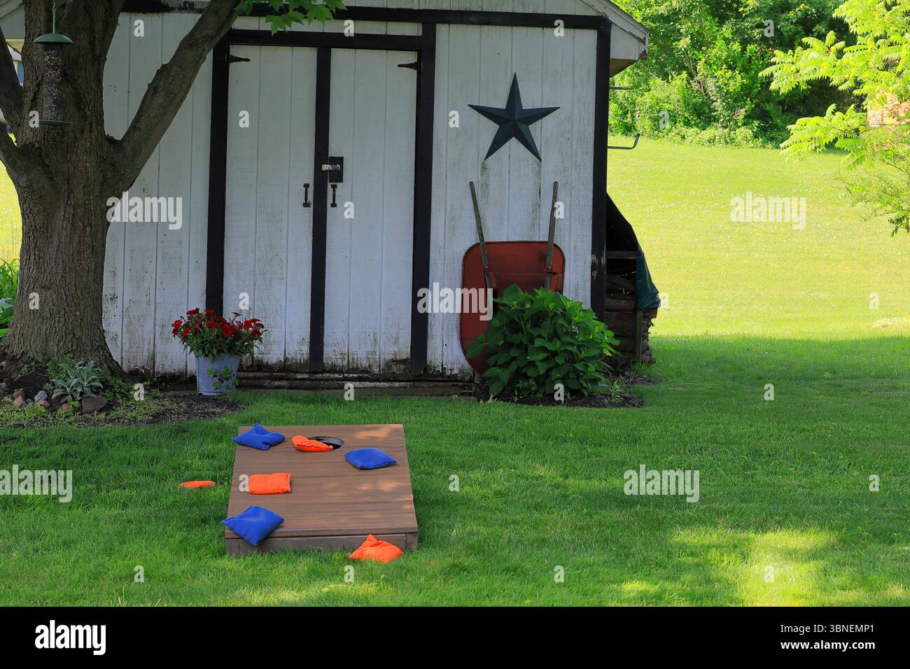 Panca e sacchetti da granturco pronti per una partita in un tipico cortile americano Foto Stock