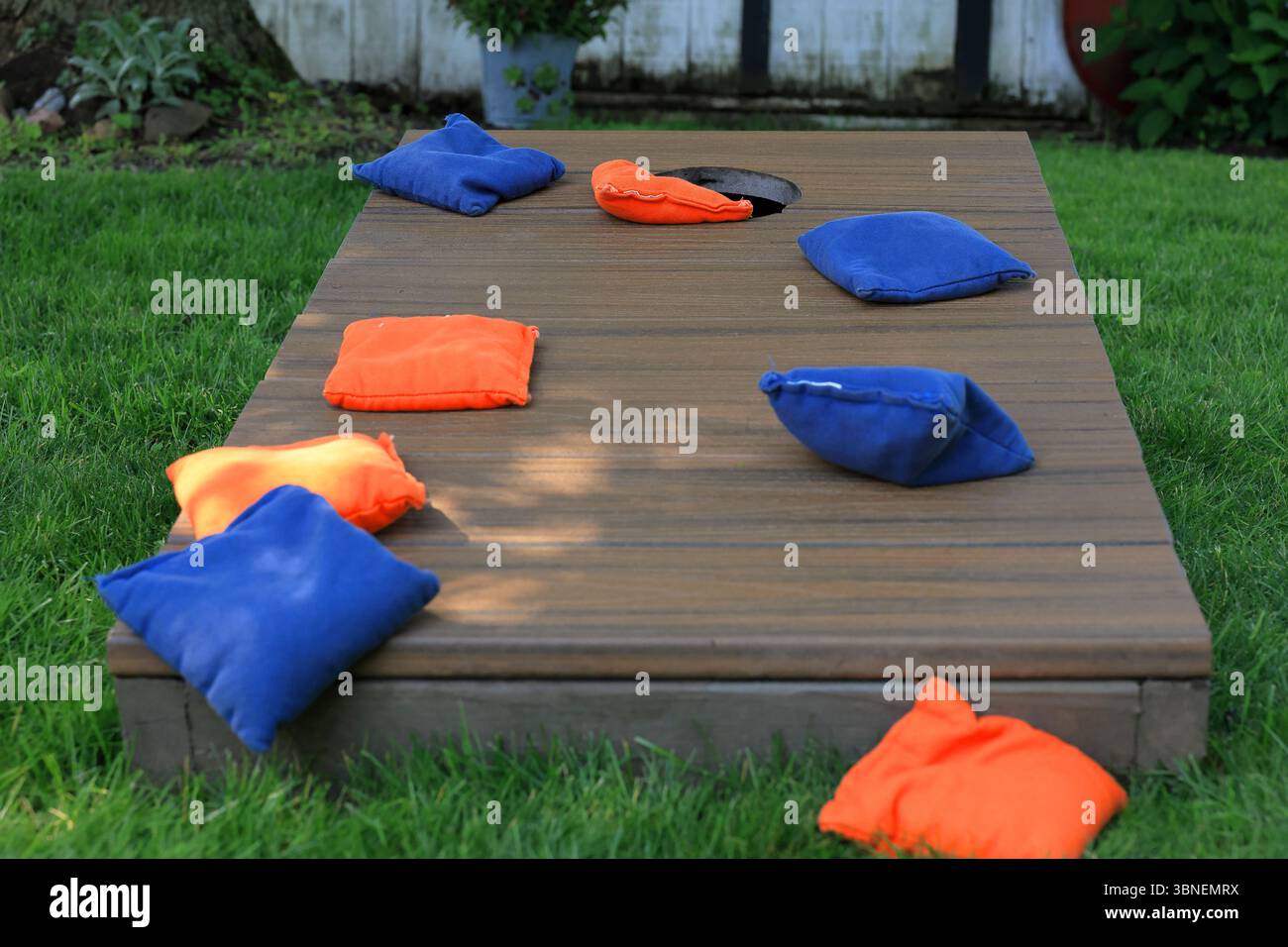 Sacchetti blu e arancioni su un tabellone durante una partita sul cortile Foto Stock