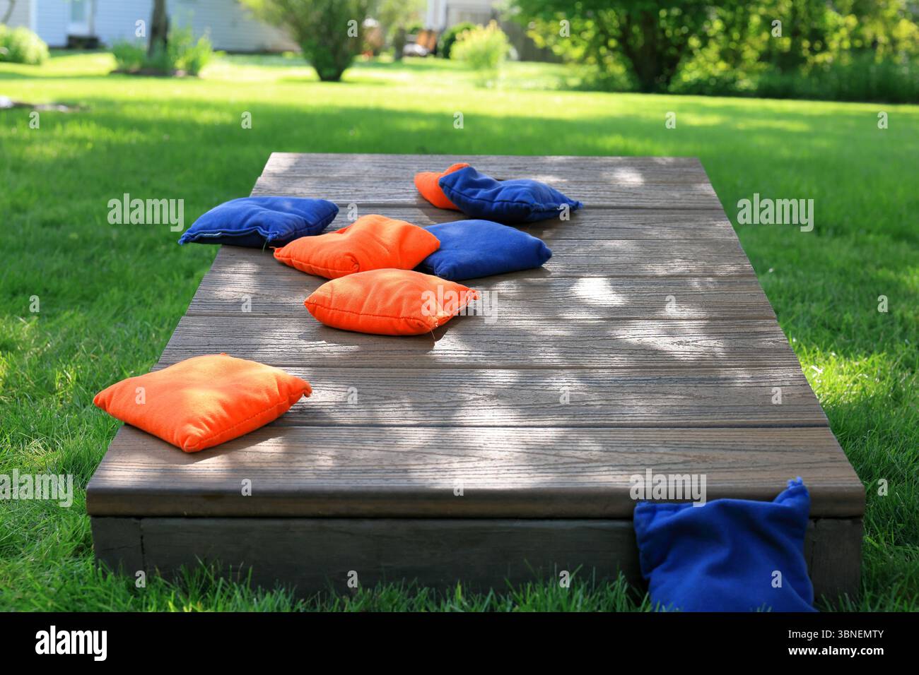 Sacchetti blu e arancioni su un tabellone durante una partita sul cortile Foto Stock
