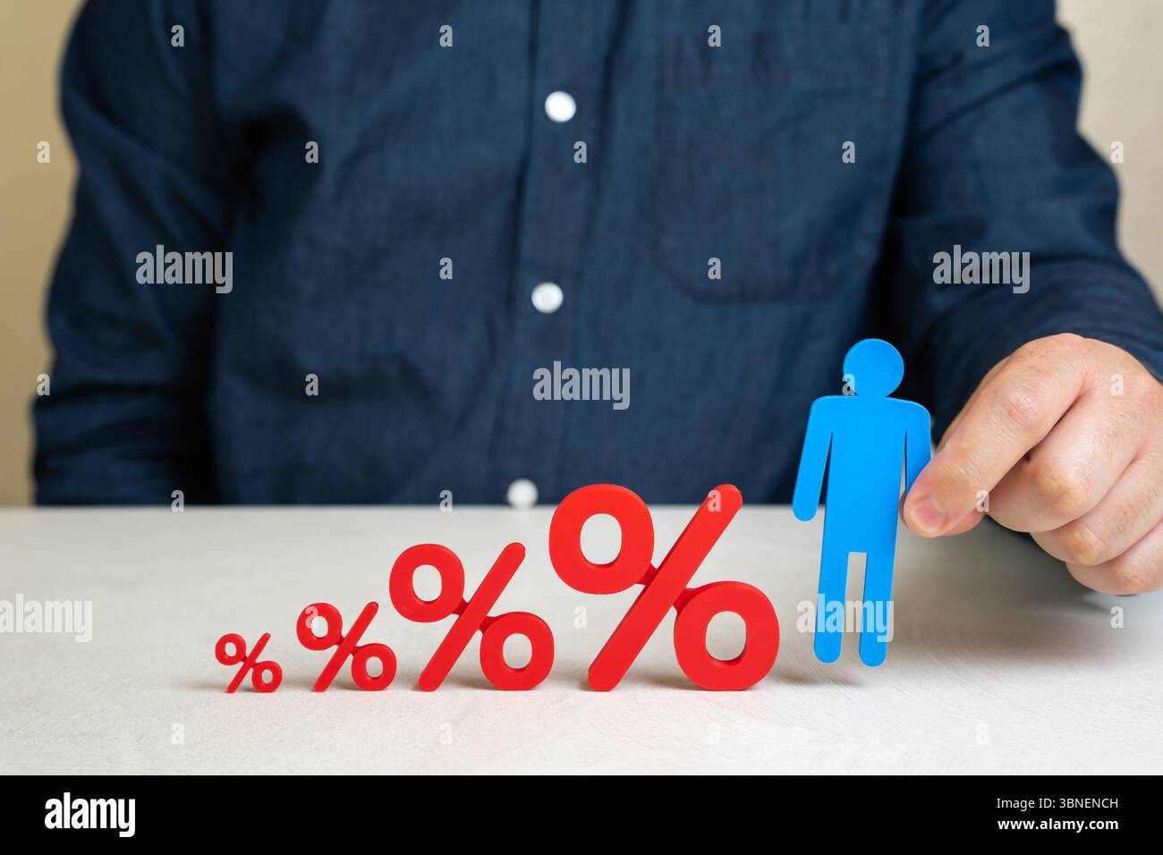L'azienda paga costi elevati per lavoratore. Indebitamento della popolazione. Aumento dei costi salariali, benefici per i dipendenti, pressione economica sulle imprese, debito delle famiglie, Foto Stock