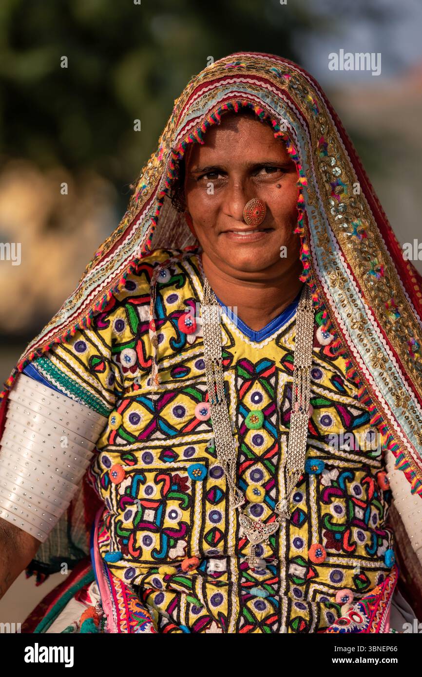 Ritratto di donna tribale, Gujarat, India Foto Stock