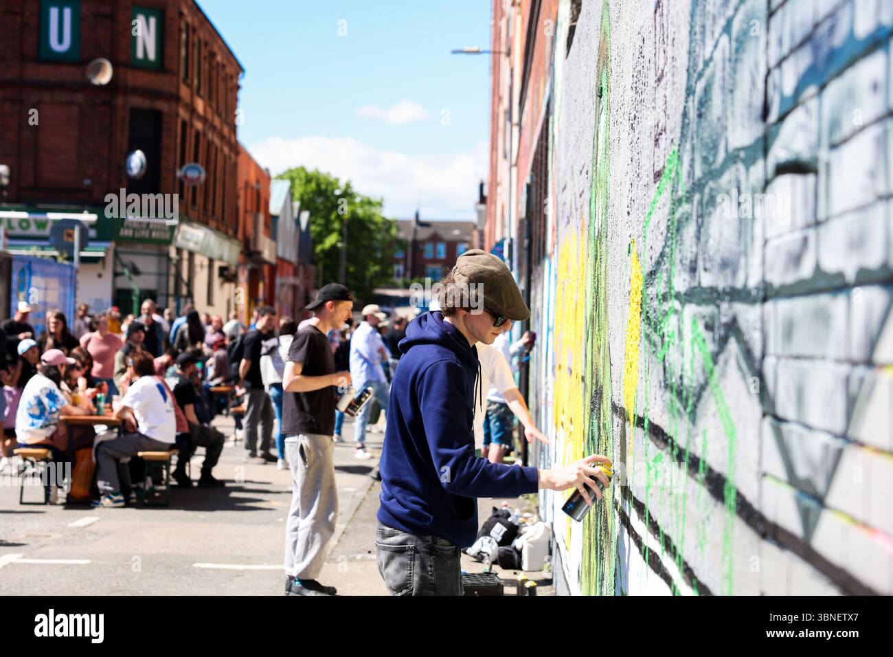 Partecipa al festival di Street art North Grass Routes a Belfast, l'artista dell'Irlanda del Nord proveniente da tutto il mondo si riunisce per creare arte sulle mura della città. Foto Stock