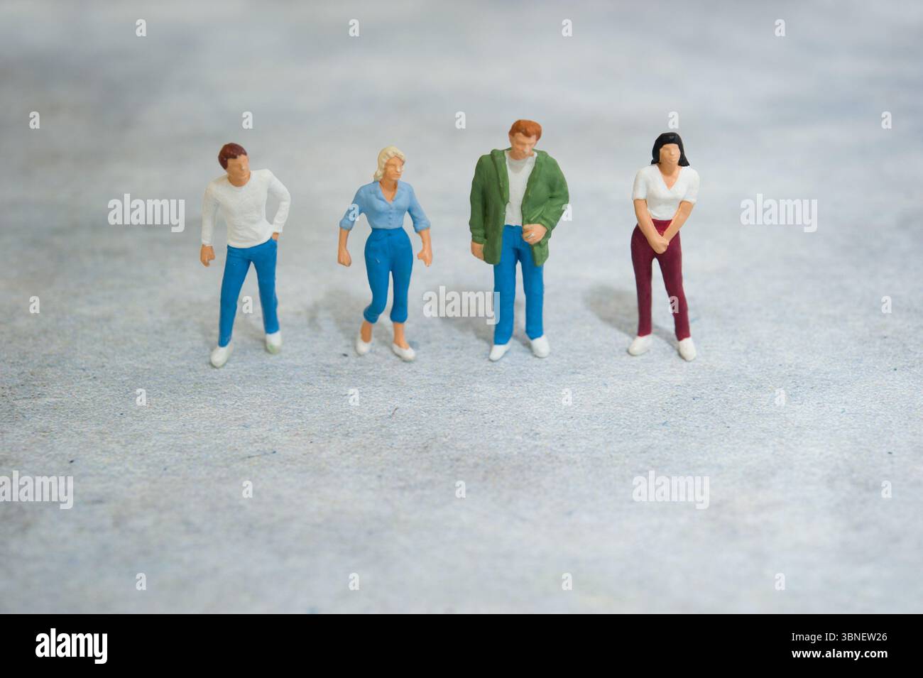 statuette in miniatura di persone in piedi, amicizia e concetto di contatto sociale Foto Stock