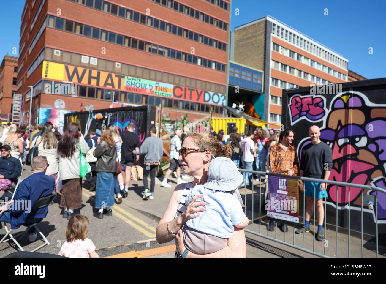 Partecipa al festival di Street art North Grass Routes a Belfast, l'artista dell'Irlanda del Nord proveniente da tutto il mondo si riunisce per creare arte sulle mura della città. Foto Stock