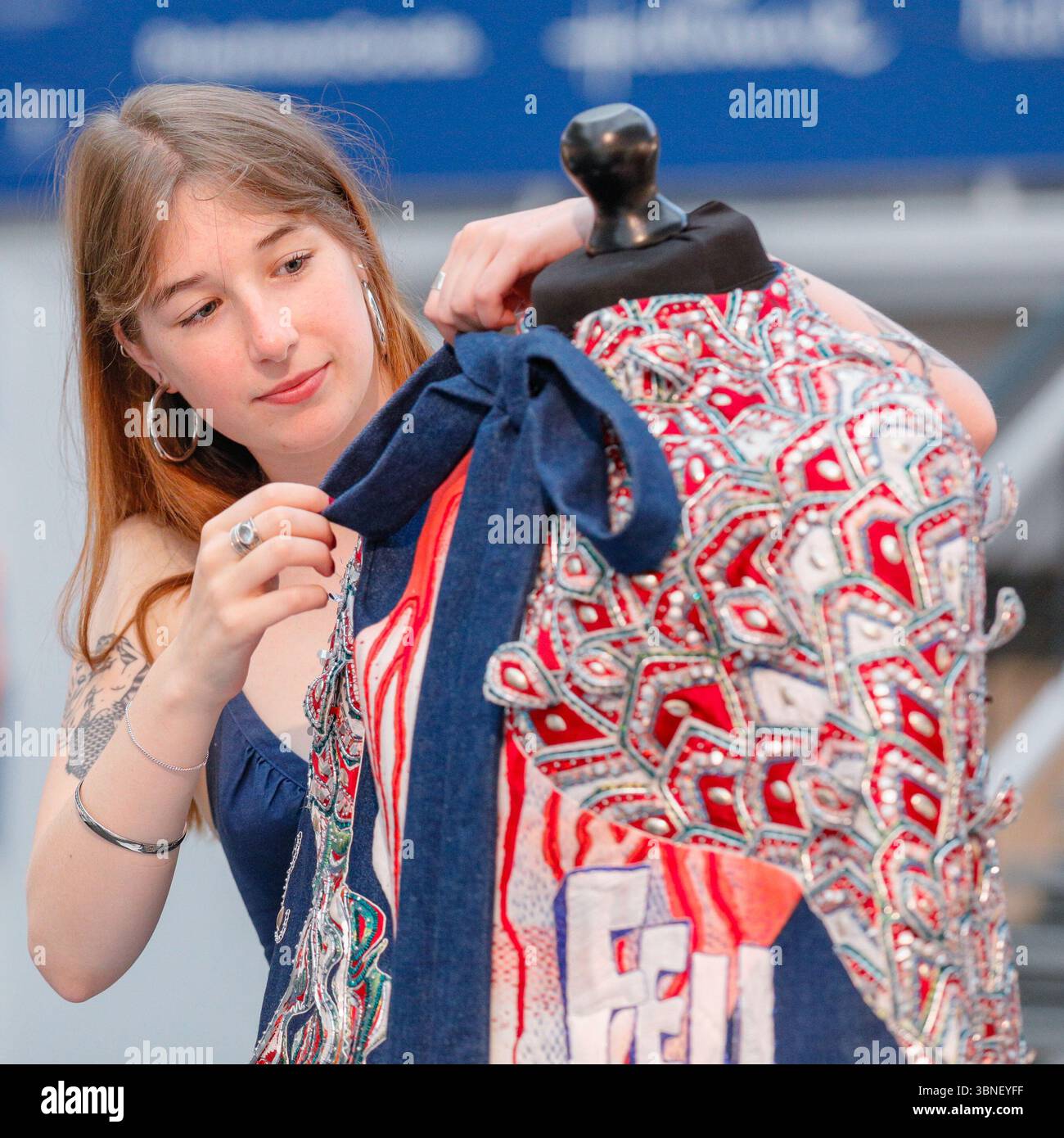 Londra, Regno Unito. 2 luglio 2025. Madelaine-Rose Walker, studentessa della Royal School of Needlework, dà il tocco finale al suo design, che presenta le parole "Fell in Love". I laureati del Regno Unito in più di 100 corsi universitari presenteranno i loro progetti dell'ultimo anno nelle prossime due settimane al Business Design Centre, mentre il New Designers Show celebra il suo 40° anniversario. Le mostre della prima settimana riguardano moda e costumi, artigianato, tessuti, gioielli e metalli, ceramiche e vetro. Crediti: Imageplotter/Alamy Live News Foto Stock