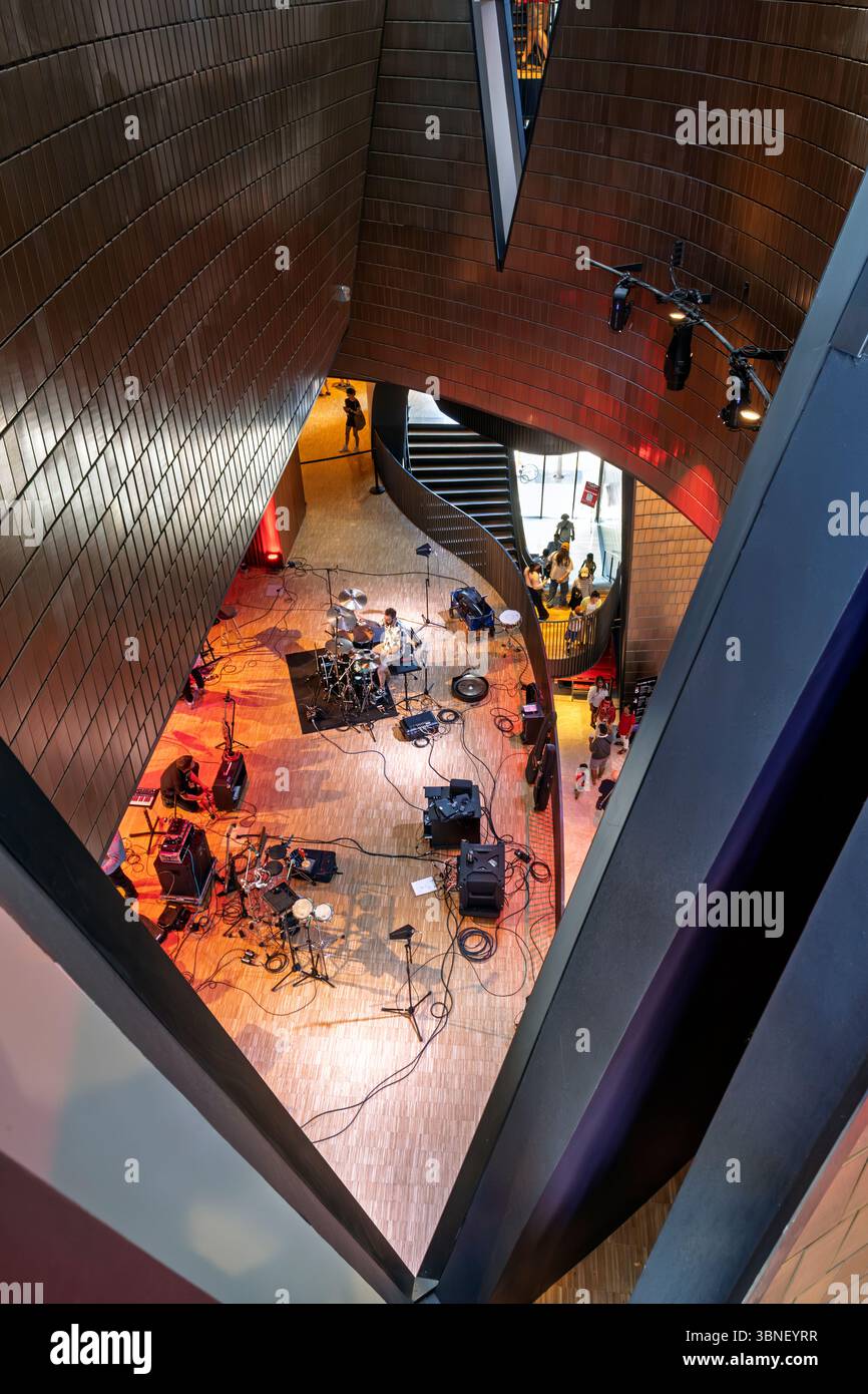 Visitatori del Canada Day al National Music Centre (Studio Bell) di Calgary, Alberta, Canada Foto Stock