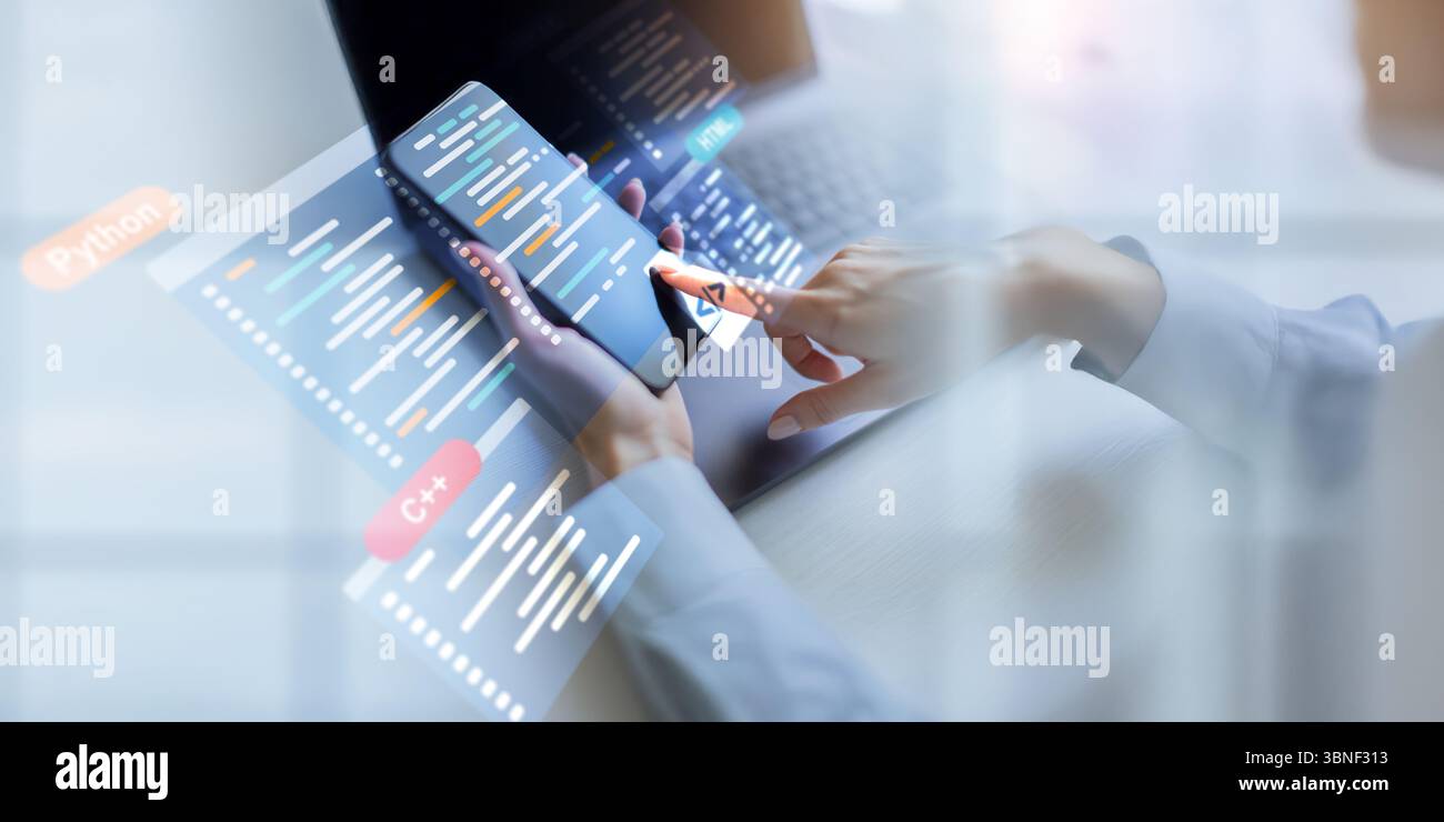 Linguaggi di programmazione e sviluppo software visualizzati su un'interfaccia di codifica virtuale. Foto Stock