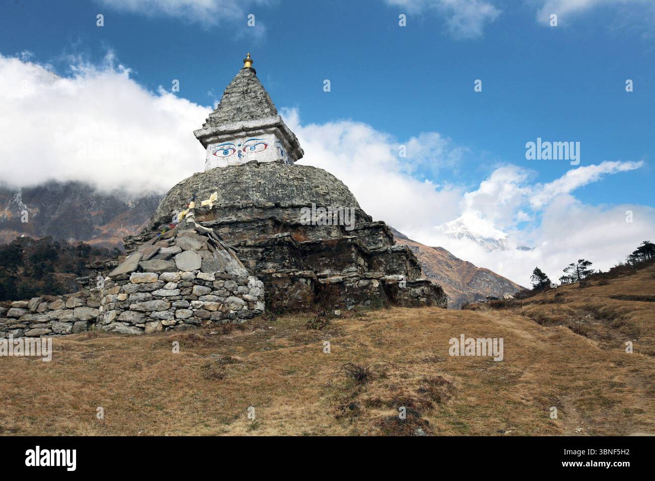 Antico stupa buddista nel Namche Bazaar, cuore della cultura Sherpa in Nepal. Sull'iconico sentiero per il campo base dell'Everest, circondato dalle vette dell'Himalaya Foto Stock