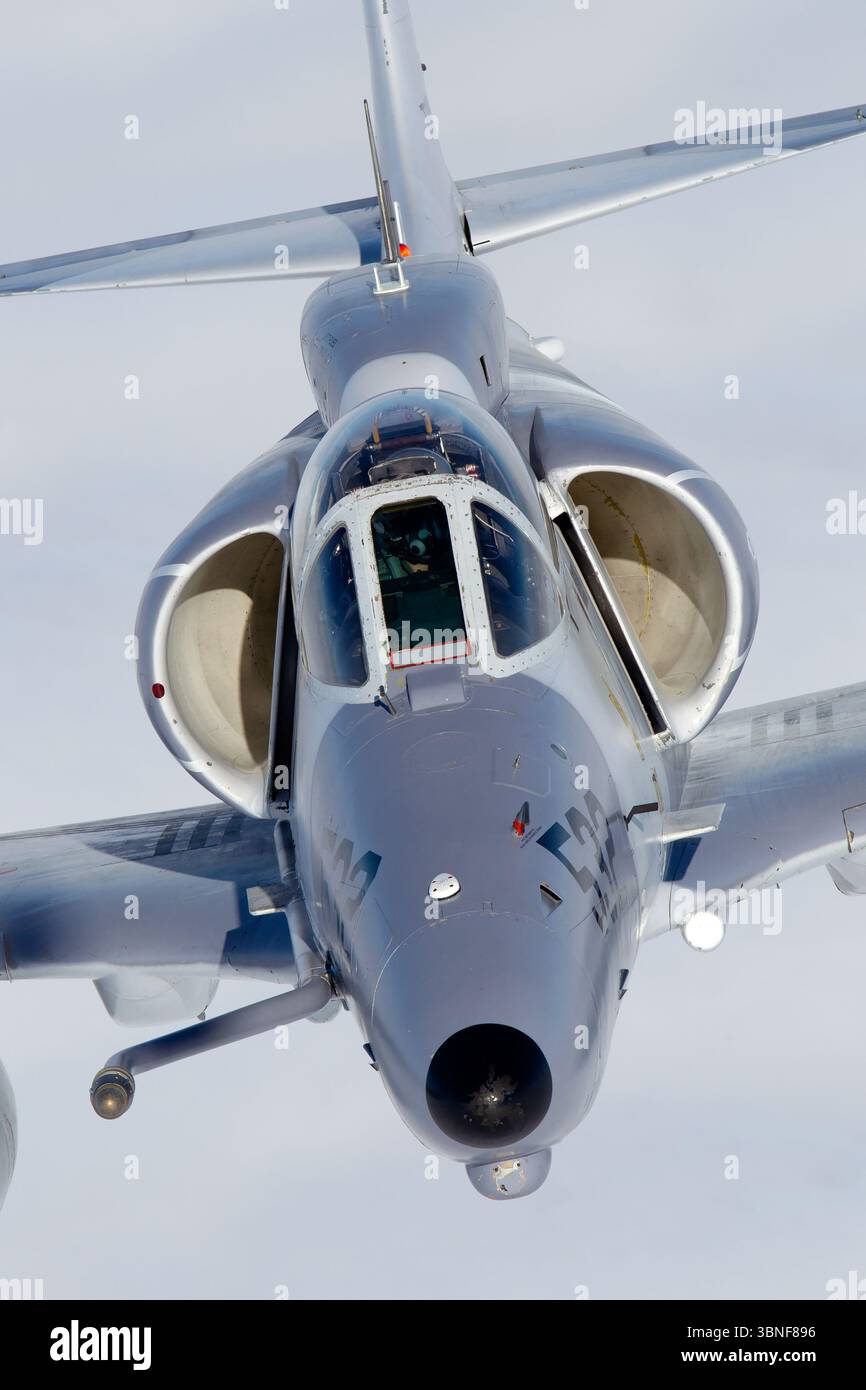 Il McDonnell Douglas A-4N Skyhawk II, gestito da Top Aces e contrassegnato C-FGZO con codice militare 532, si vede eseguire manovre aeree in uno scenario di addestramento. Questo aereo viene utilizzato per simulare il combattimento e sviluppare tattiche di superiorità aerea per le forze militari. Foto Stock