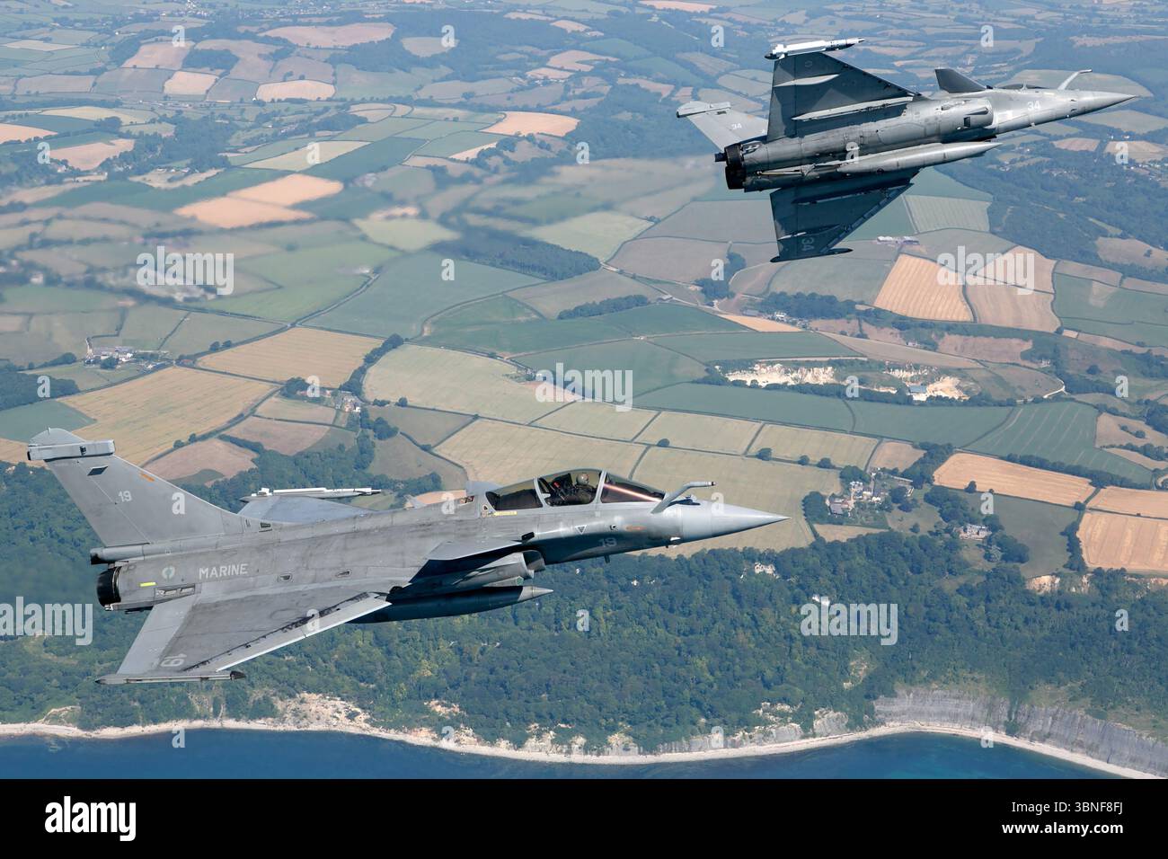 Due getti Rafale M, regge 19 e 34 di Flottille 11F/12F, si staccano in una formazione banchinata sopra Yeovilton. Caccia multiruolo delta-Wing portante con due motori M88, sonde di rifornimento, radar AESA e IRST. Foto Stock