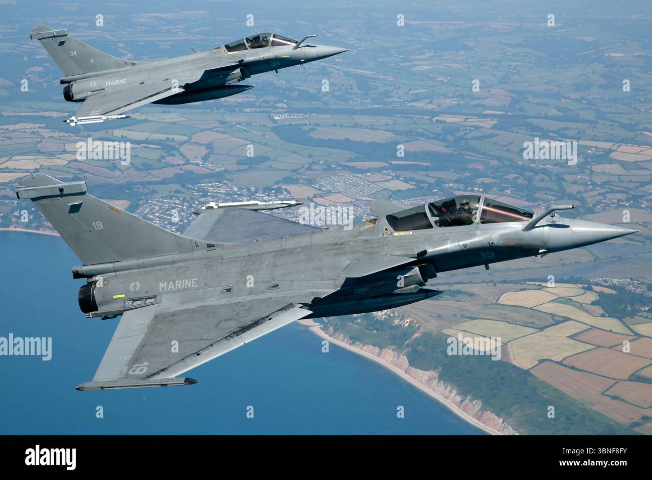 I caccia Rafale M della Marina francese, seriali 19 e 34, conducono una mostra di formazione ravvicinata al RNAS Yeovilton. Questi jet F3 standard basati su vettori Flottille 11F/12F utilizzano radar AESA, IRST, missili aria-aria e capacità di rifornimento aereo. Foto Stock