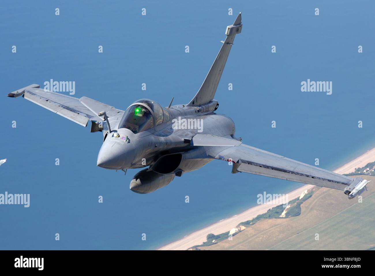 Un Rafale M della Marina francese esegue un passaggio a bassa quota al RNAS Yeovilton. L'aeromobile con ala delta è dotato di due motori M88‑2, sonda di rifornimento aerea, radar RBE2‑AESA e IRST. Foto Stock