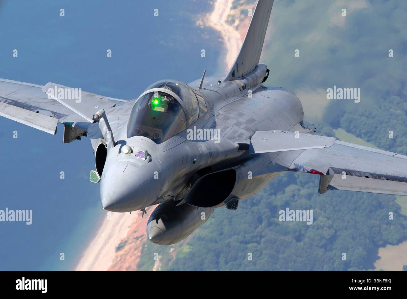 Un Rafale M della Marina francese esegue un passaggio ad alta velocità su RNAS Yeovilton. Il caccia ad ala delta navalizzata utilizza due turbofan Safran M88‑2, radar RBE2‑AESA, IRST e sonda di rifornimento aerea. Foto Stock