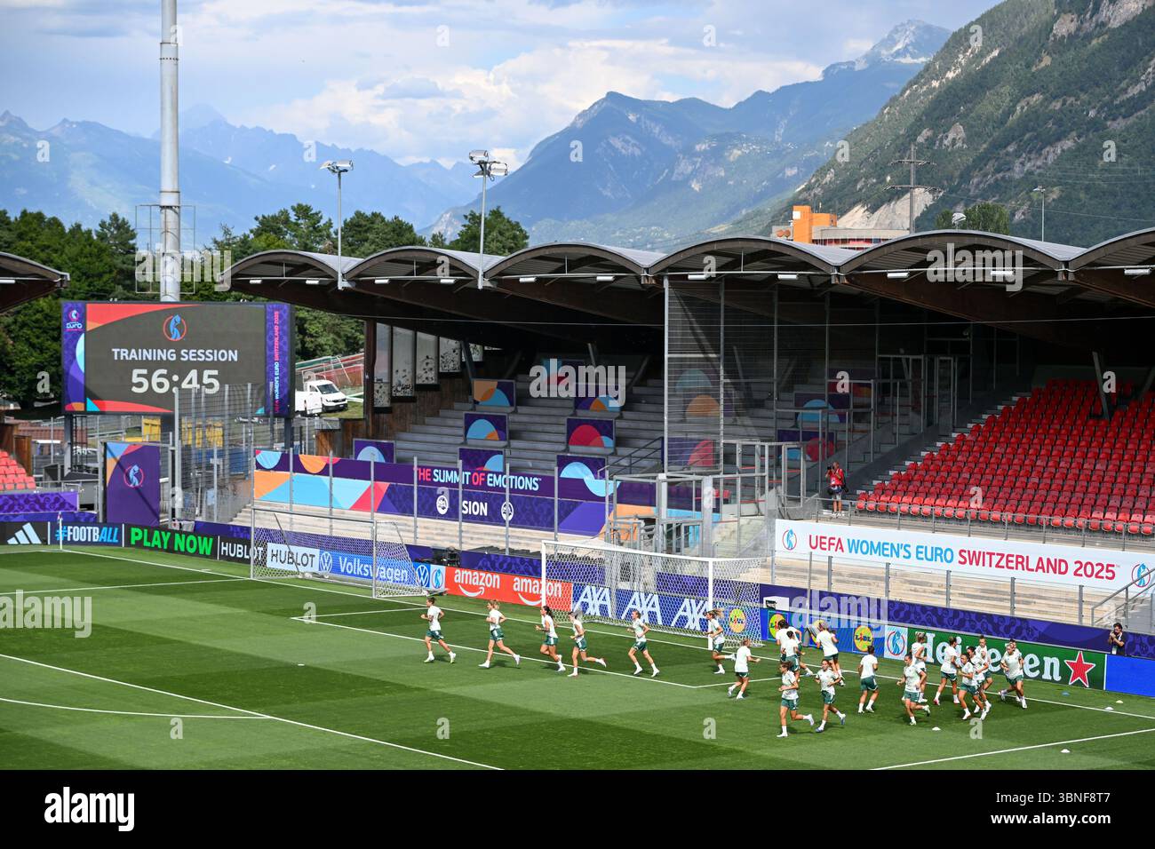 Sion, Svizzera. 2 luglio 2025. Giocatori d'Italia nella foto durante una sessione di allenamento del giorno -1 della nazionale di calcio femminile d'Italia, chiamati gli Azzurri del giorno 1 al campionato europeo in Svizzera 2025, mercoledì 2 luglio 2025 a Sion, Svizzera . Crediti: Sportpix/Alamy Live News Foto Stock