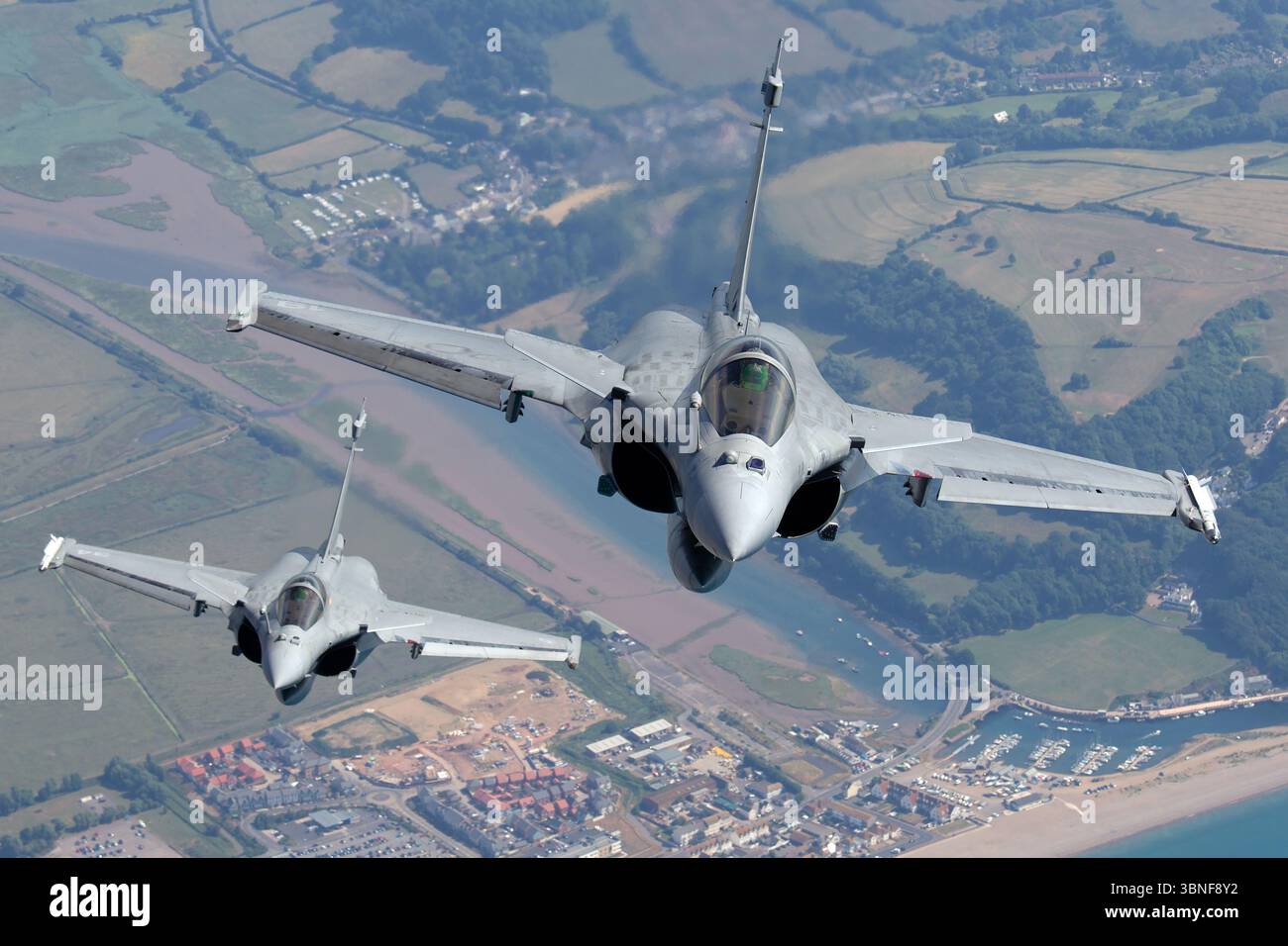 I caccia Rafale M 19 e 34 della Marina francese volano in formazione a RNAS Yeovilton. Getti delta portanti alimentati da due turboventilatori M88‑2, dotati di rifornimento aereo, radar RBE2‑AESA e IRST. Foto Stock