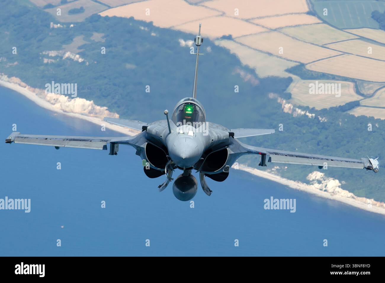 Un solista Rafale M della Marina francese vola un pass dimostrativo al RNAS Yeovilton. Il caccia delta-Wing portante è dotato di due turboventilatori M88‑2, sonda di rifornimento aerea, radar RBE2‑AESA e IRST. Foto Stock