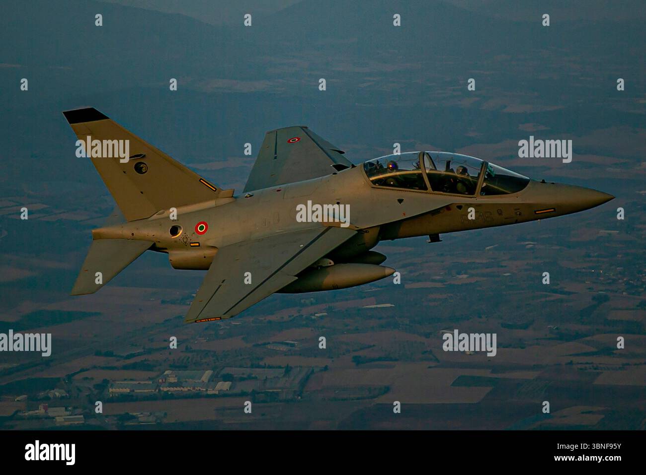 L'Alenia Aermacchi T-346A Master, immatricolato MM55220, è un velivolo da addestramento avanzato utilizzato dall'Aeronautica militare. Con i suoi sistemi altamente capaci e l'avionica moderna, è progettato per l'addestramento avanzato dei piloti, tra cui l'addestramento al combattimento e le tattiche aeree. Il suo potente motore e i sistemi di volo superiori lo rendono ideale per preparare i piloti per aerei da caccia ad alte prestazioni. Foto Stock
