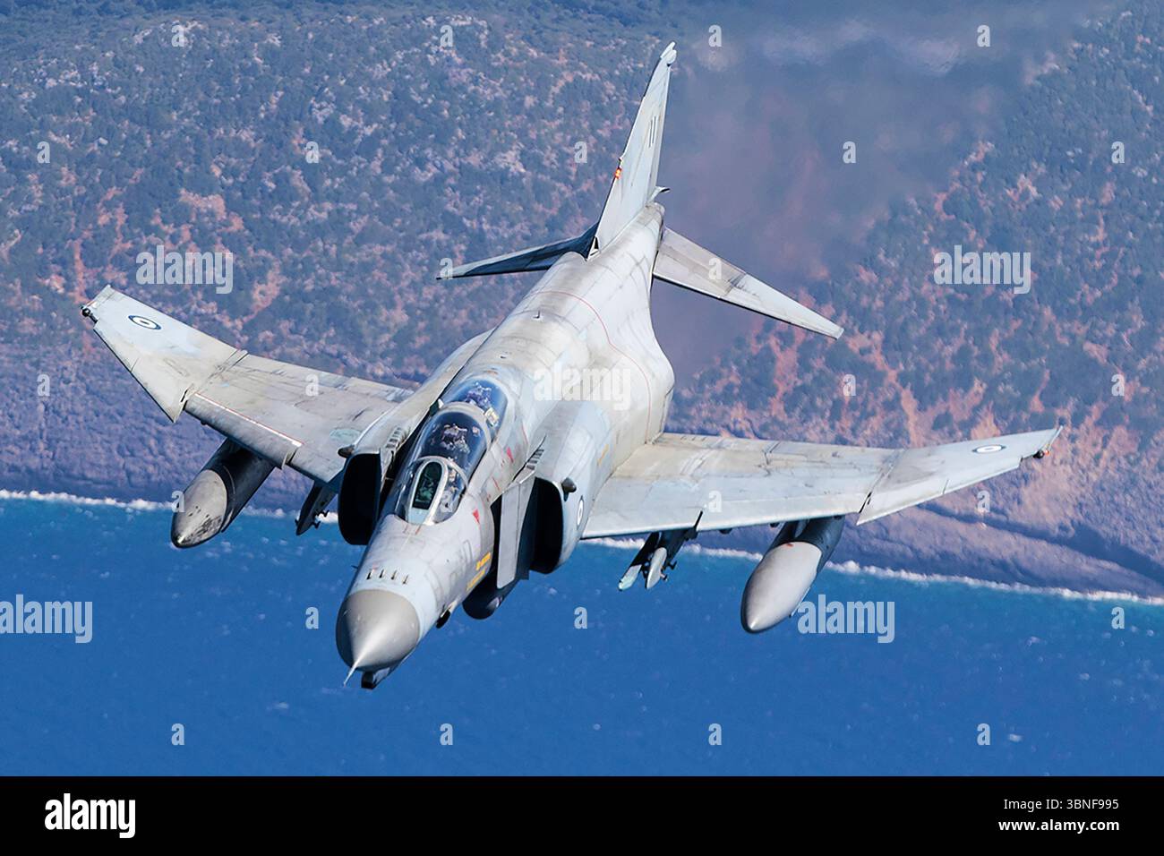 Il greco Hellenic Air Force McDonnell Douglas F-4E AUP Phantom II, una variante modificata dell'F-4E, è un caccia multiruolo in grado di eseguire missioni di superiorità aerea e di attacco al suolo. Dotato di avionica avanzata e radar, funge da componente chiave della strategia di difesa aerea della Grecia. Foto Stock