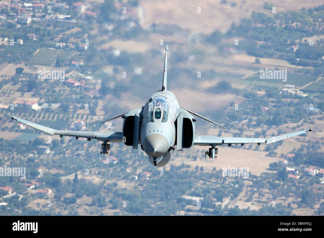 I vortici trainanti riversano dalle punte delle ali mentre un ellenico F‑4E AUP Phantom II esegue una corsa a basso livello sulla campagna greca; l'avionica digitale e la struttura rinforzata mantengono pronti gli aerei veterani. Foto Stock I vortici trainanti riversano dalle punte delle ali mentre un ellenico F‑4E AUP Phantom II esegue una corsa a basso livello sulla campagna greca; l'avionica digitale e la struttura rinforzata mantengono pronti gli aerei veterani. Foto Stock
