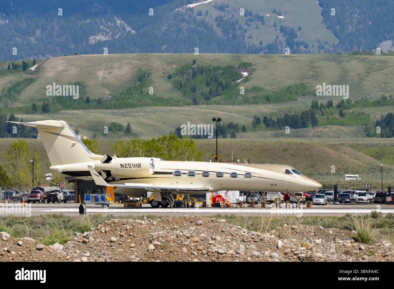 Jackson Hole, Wyoming, USA - 27 maggio 2025: Jet executive privato Gulfstream G450 (registrazione N251HR) in arrivo all'aeroporto di Jackson Hole. Foto Stock