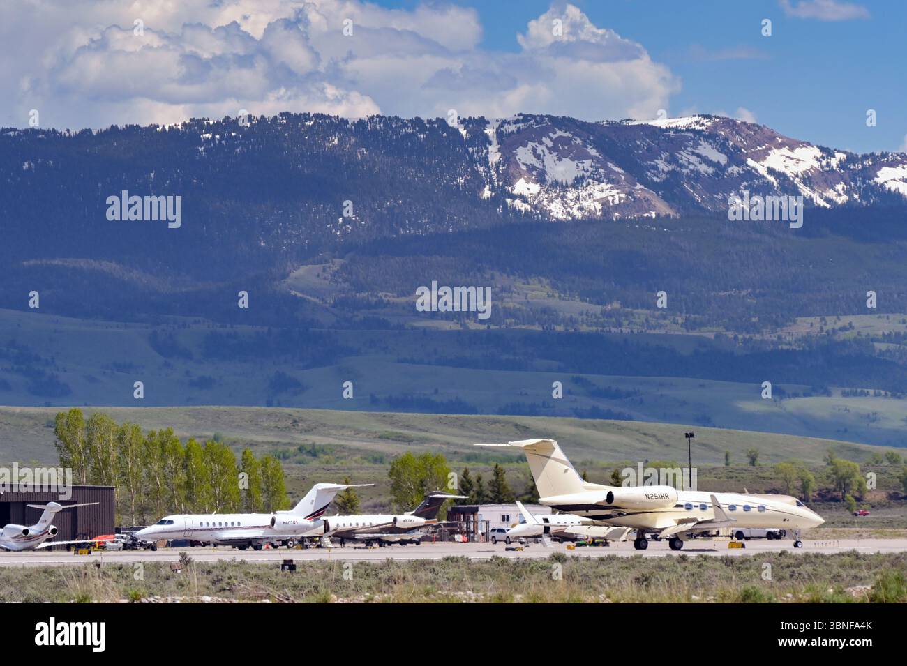 Jackson Hole, Wyoming, Stati Uniti d'America - 27 maggio 2025: Gulfstream G450 jet executive privato (registrazione N251HR) e altri jet aziendali presso l'aeroporto di Jackson Hole Foto Stock