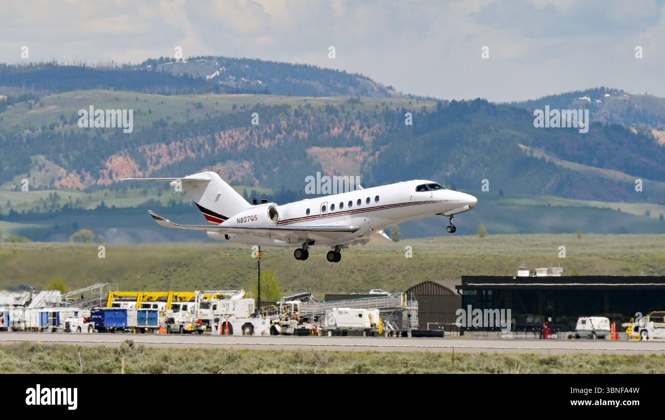 Jackson Hole, Wyoming, Stati Uniti d'America - 27 maggio 2025: Cessna 700 Citation Longitude jet privato (registrazione N807QS) decollo dall'aeroporto di Jackson Hole. Foto Stock