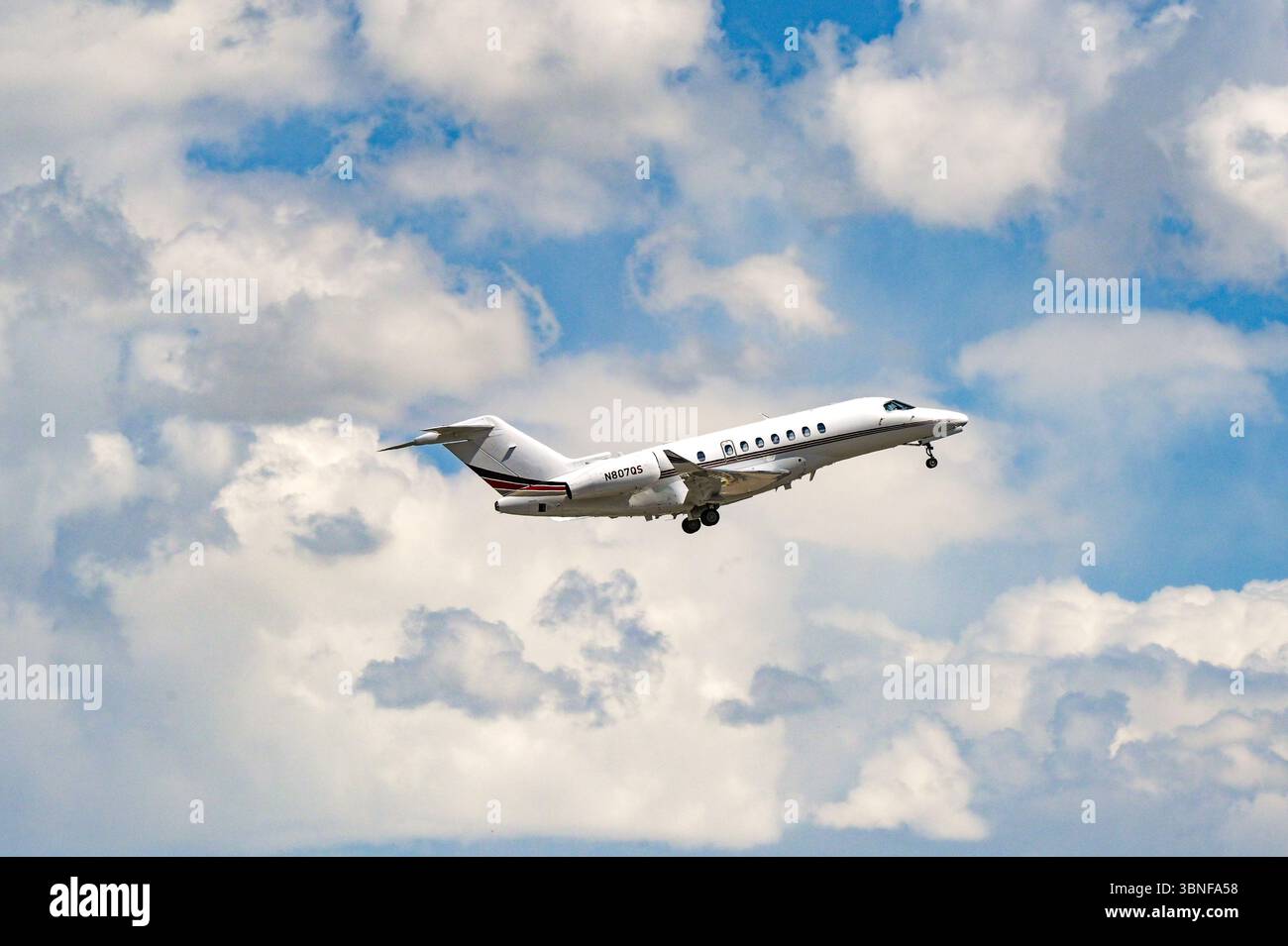 Jackson Hole, Wyoming, Stati Uniti d'America - 27 maggio 2025: Cessna 700 Citation Longitude jet privato (registrazione N807QS) decollo dall'aeroporto di Jackson Hole. Foto Stock