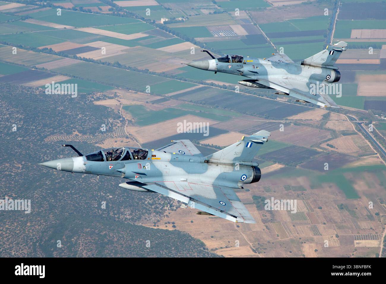 Dassault Mirage 2000‑5BG caccia multiruolo della Hellenic Air Force, coda numero 507, nominativo 242, catturato in volo di formazione sulla Grecia. Presenta un design ad ala delta, un cockpit monoposto e due motori turboventilatore SNECMA M53‑P2. Foto Stock