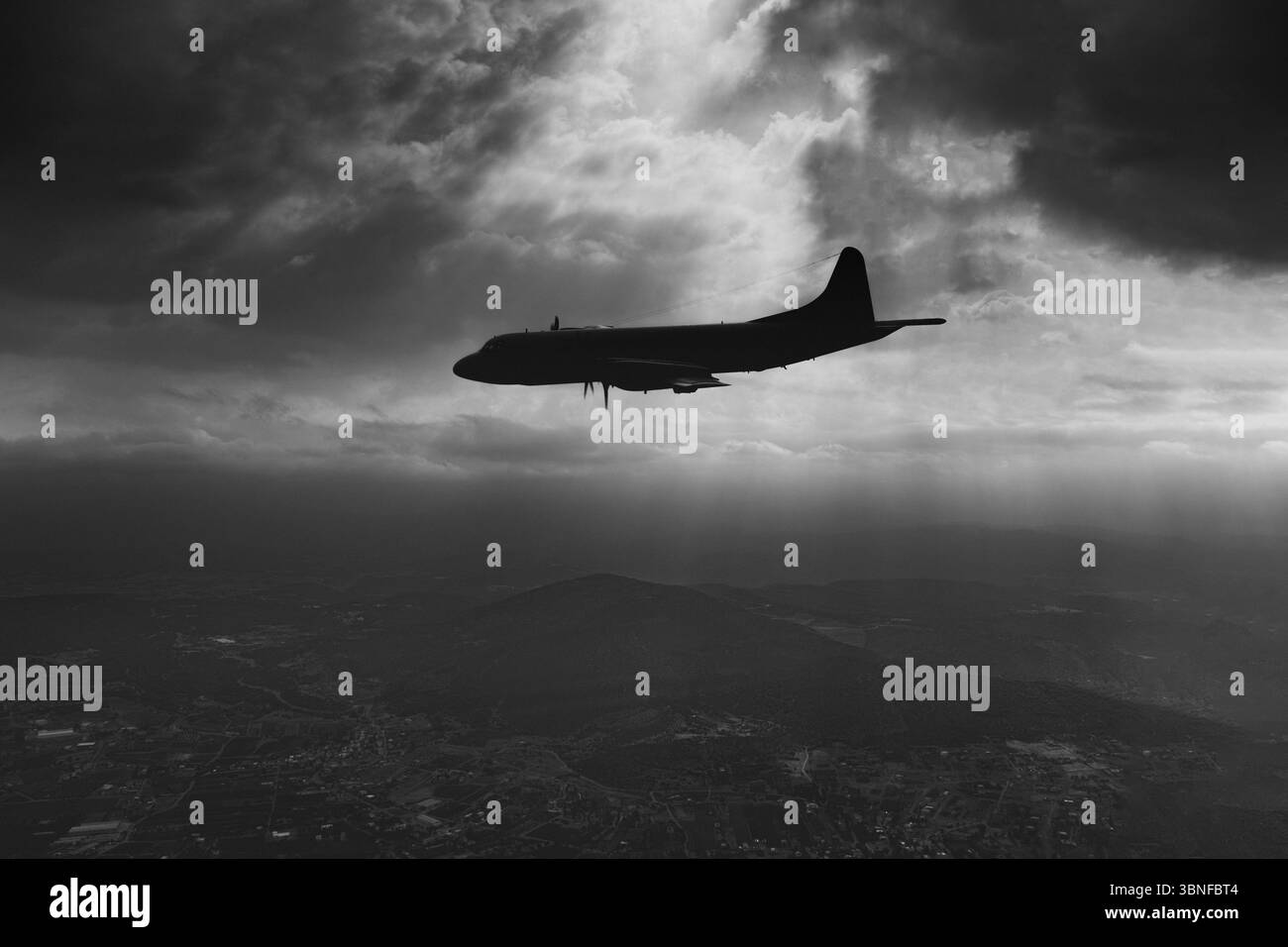 La silhouette del Lockheed P-3B-HN Orion coda numero 152744 della Marina ellenica catturata in volo. Questo velivolo è dotato di lanciatori subalari sonoboe e radar marittimi per i ruoli di sorveglianza estesi in mare. Foto Stock