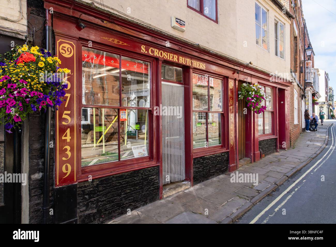 Vista di S. Crosier Butchers, Bridlington High Street, un negozio a conduzione familiare che opera da oltre 90 anni e che ora è l'unico macellaio di High Street. Foto Stock