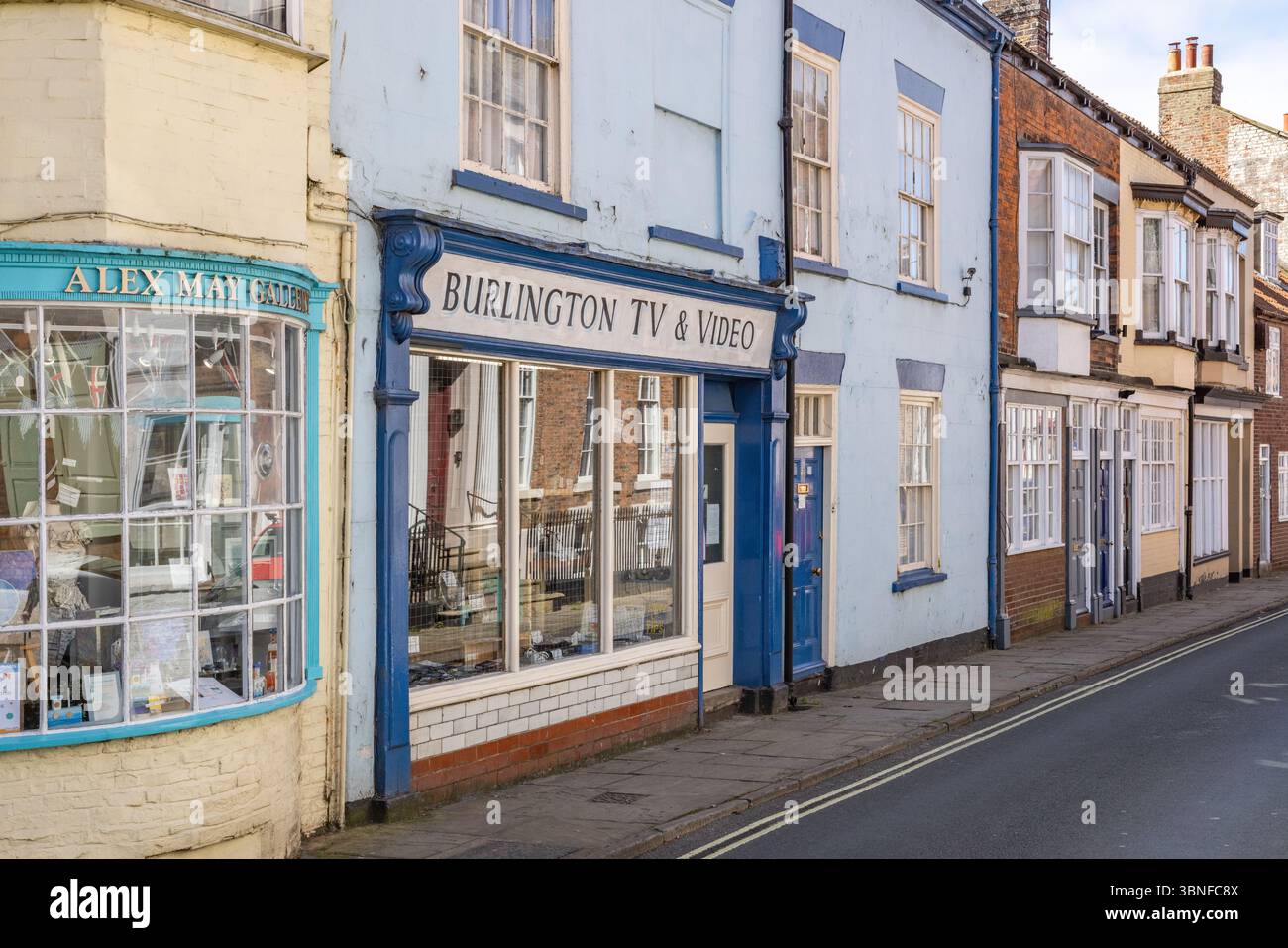 Il punto vendita di Burlington TV & Video nella città vecchia di Bridlington, un raro business dell'era analogica sopravvissuto in un tradizionale ambiente da strada inglese. Foto Stock