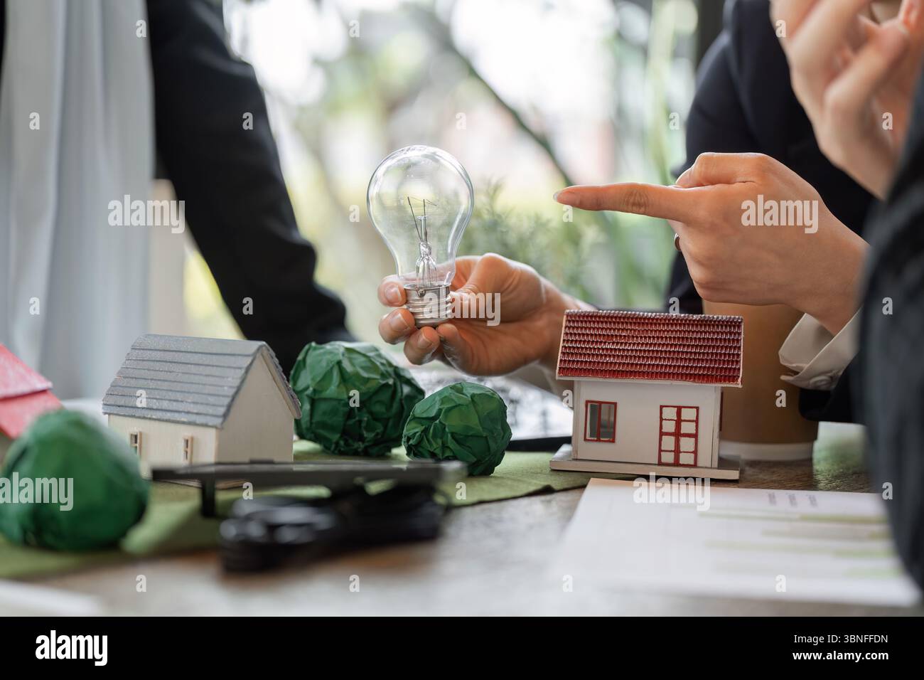Idee energetiche innovative e pensiero sostenibile. Incontro coinvolgente sulle soluzioni rinnovabili per alloggi ecologici. Foto Stock